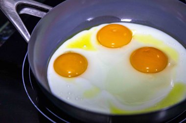 Zeytinyağında kızartılmış yumurta, güçlü ve sağlıklı bir yiyecek. Gerçek yemek..