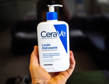 Brezilya, 23 Ağustos 2025. Seramik ve hyaluronik asitle nemlendirici losyon, parfümsüz..