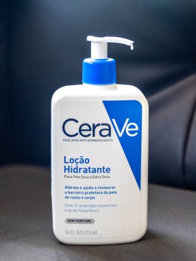 Brezilya, 23 Ağustos 2025. Seramik ve hyaluronik asitle nemlendirici losyon, parfümsüz..