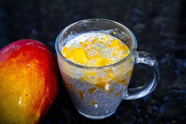Mangolu Chia Seed Pudingi. Canlandırıcı İkram. Kefir ve süt.