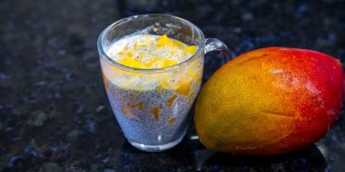 Mangolu Chia Seed Pudingi. Canlandırıcı İkram. Kefir ve süt.