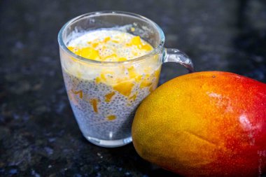 Mangolu Chia Seed Pudingi. Canlandırıcı İkram. Kefir ve süt.