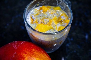 Mangolu Chia Seed Pudingi. Canlandırıcı İkram. Kefir ve süt.
