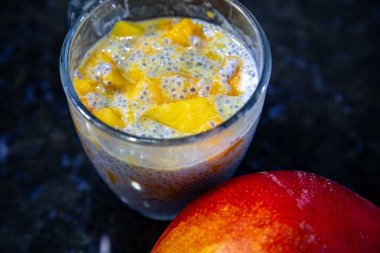 Mangolu Chia Seed Pudingi. Canlandırıcı İkram. Kefir ve süt.