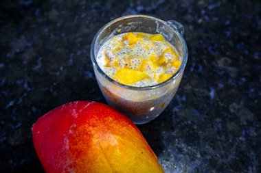 Mangolu Chia Seed Pudingi. Canlandırıcı İkram. Kefir ve süt.