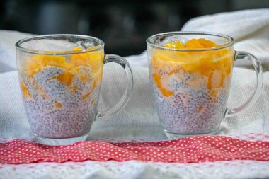 Mangolu Chia Seed Pudingi. Canlandırıcı İkram. Kefir ve süt.