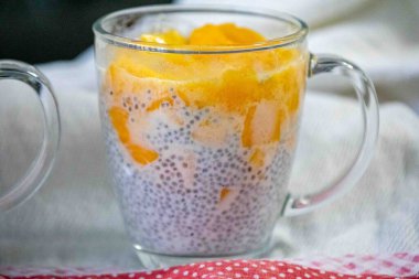 Mangolu Chia Seed Pudingi. Canlandırıcı İkram. Kefir ve süt.