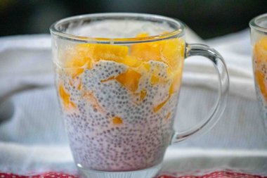 Mangolu Chia Seed Pudingi. Canlandırıcı İkram. Kefir ve süt.