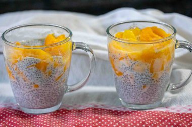 Mangolu Chia Seed Pudingi. Canlandırıcı İkram. Kefir ve süt.