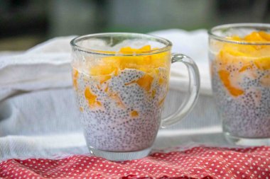 Mangolu Chia Seed Pudingi. Canlandırıcı İkram. Kefir ve süt.