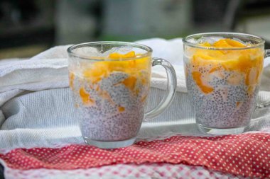 Mangolu Chia Seed Pudingi. Canlandırıcı İkram. Kefir ve süt.