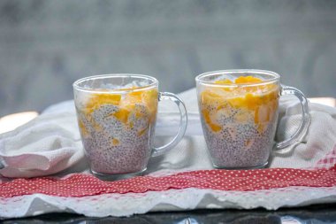 Mangolu Chia Seed Pudingi. Canlandırıcı İkram. Kefir ve süt.