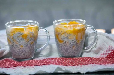 Mangolu Chia Seed Pudingi. Canlandırıcı İkram. Kefir ve süt.