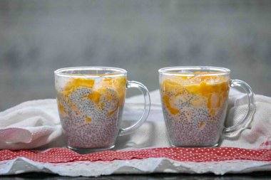 Mangolu Chia Seed Pudingi. Canlandırıcı İkram. Kefir ve süt.