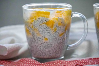 Mangolu Chia Seed Pudingi. Canlandırıcı İkram. Kefir ve süt.