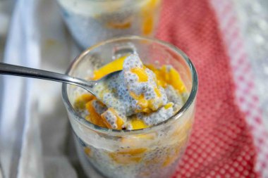 Mangolu Chia Seed Pudingi. Canlandırıcı İkram. Kefir ve süt.