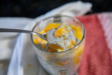 Mangolu Chia Seed Pudingi. Canlandırıcı İkram. Kefir ve süt.