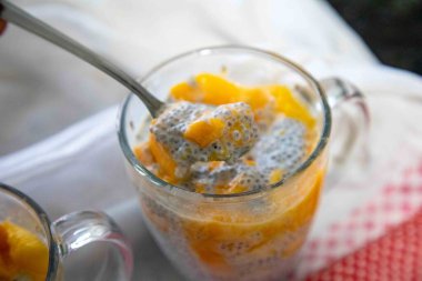 Mangolu Chia Seed Pudingi. Canlandırıcı İkram. Kefir ve süt.