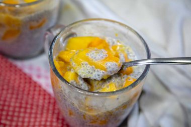 Mangolu Chia Seed Pudingi. Canlandırıcı İkram. Kefir ve süt.