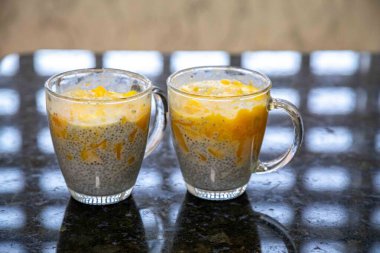 Mangolu Chia Seed Pudingi. Canlandırıcı İkram. Kefir ve süt.