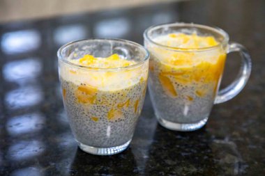 Mangolu Chia Seed Pudingi. Canlandırıcı İkram. Kefir ve süt.