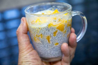 Mangolu Chia Seed Pudingi. Canlandırıcı İkram. Kefir ve süt.