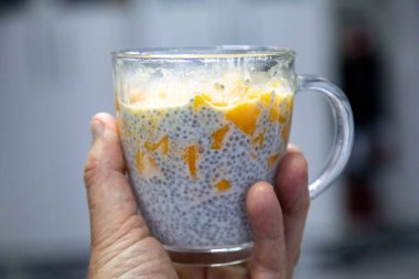Mangolu Chia Seed Pudingi. Canlandırıcı İkram. Kefir ve süt.