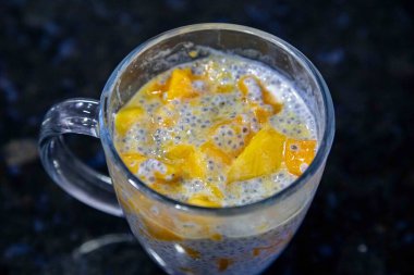 Mangolu Chia Seed Pudingi. Canlandırıcı İkram. Kefir ve süt.