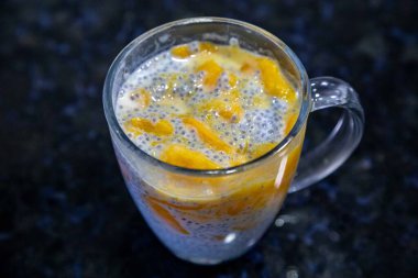 Mangolu Chia Seed Pudingi. Canlandırıcı İkram. Kefir ve süt.