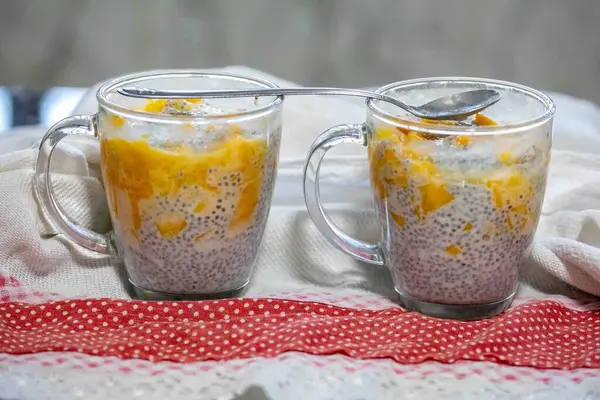 Mangolu Chia Seed Pudingi. Canlandırıcı İkram. Kefir ve süt.