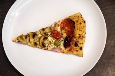 En iyi ve en mükemmel rustik Brezilyalı esnaf pizzası odun ateşinde pişiyor.