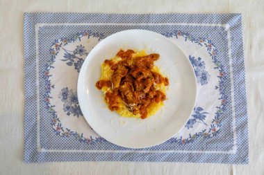 Lezzetli ve besleyici geleneksel Brezilya yemeği olan polentalı tavuk taşağı güveci..