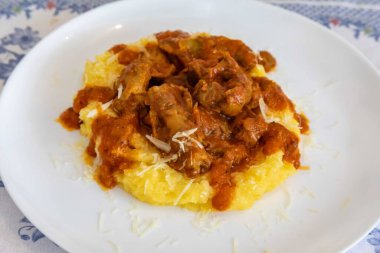 Lezzetli ve besleyici geleneksel Brezilya yemeği olan polentalı tavuk taşağı güveci..