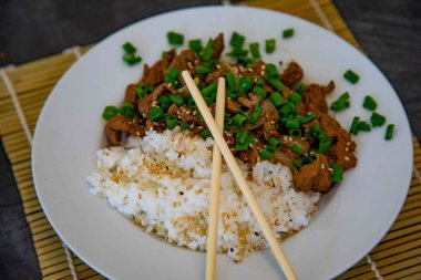 Bulgogi tipik bir ev yapımı Kore barbeküsüdür ve pilav Güney Kore mutfağının tipik bir lezzetidir. Güçlü tadı, süper yumuşak ve lezzetli eti ile bilinir..
