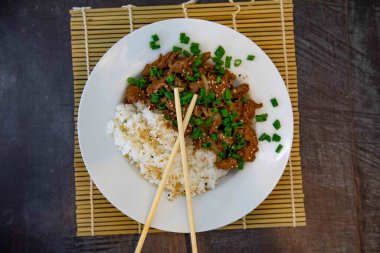 Bulgogi tipik bir ev yapımı Kore barbeküsüdür ve pilav Güney Kore mutfağının tipik bir lezzetidir. Güçlü tadı, süper yumuşak ve lezzetli eti ile bilinir..
