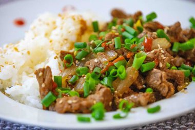 Bulgogi tipik bir ev yapımı Kore barbeküsüdür ve pilav Güney Kore mutfağının tipik bir lezzetidir. Güçlü tadı, süper yumuşak ve lezzetli eti ile bilinir..