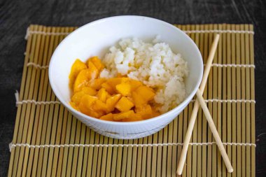 Mango yapışkan pilav. Tuzlu tatlı hindistan cevizi sütüyle tatlandırılmış ve taze, mis kokulu mango dilimleriyle servis edilen Tayland tatlısı karşı konulamaz olacak..
