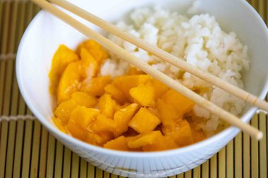 Mango yapışkan pilav. Tuzlu tatlı hindistan cevizi sütüyle tatlandırılmış ve taze, mis kokulu mango dilimleriyle servis edilen Tayland tatlısı karşı konulamaz olacak..