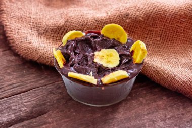 En otantik Brezilya aa 'sı, Euterpe oleracea, minimalist bir kasede muz ve uyumlu bir ortam. Süper gıda enerjisi ve vitaminler