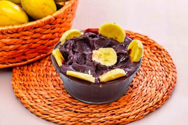 En otantik Brezilya aa 'sı, Euterpe oleracea, minimalist bir kasede muz ve uyumlu bir ortam. Süper gıda enerjisi ve vitaminler