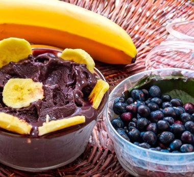 En otantik Brezilya aa 'sı, Euterpe oleracea, minimalist bir kasede muz ve uyumlu bir ortam. Süper gıda enerjisi ve vitaminler