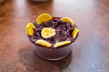 En otantik Brezilya aa 'sı, Euterpe oleracea, minimalist bir kasede muz ve uyumlu bir ortam. Süper gıda enerjisi ve vitaminler