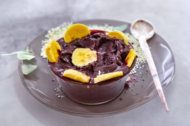 En otantik Brezilya aa 'sı, Euterpe oleracea, minimalist bir kasede muz ve uyumlu bir ortam. Süper gıda enerjisi ve vitaminler