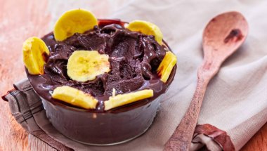 En otantik Brezilya aa 'sı, Euterpe oleracea, minimalist bir kasede muz ve uyumlu bir ortam. Süper gıda enerjisi ve vitaminler