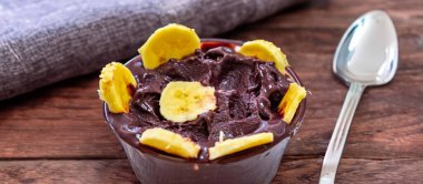 En otantik Brezilya aa 'sı, Euterpe oleracea, minimalist bir kasede muz ve uyumlu bir ortam. Süper gıda enerjisi ve vitaminler