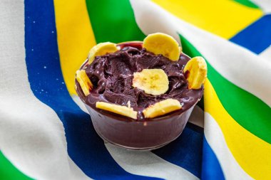 En otantik Brezilya aa 'sı, Euterpe oleracea, minimalist bir kasede muz ve uyumlu bir ortam. Süper gıda enerjisi ve vitaminler