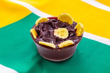 En otantik Brezilya aa 'sı, Euterpe oleracea, minimalist bir kasede muz ve uyumlu bir ortam. Süper gıda enerjisi ve vitaminler