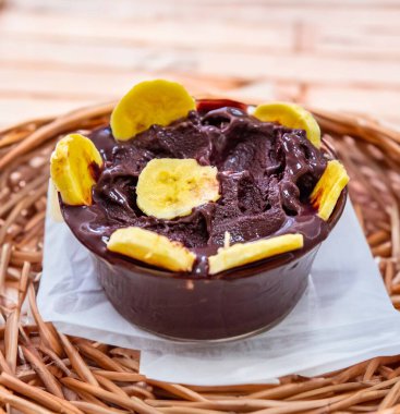 En otantik Brezilya aa 'sı, Euterpe oleracea, minimalist bir kasede muz ve uyumlu bir ortam. Süper gıda enerjisi ve vitaminler