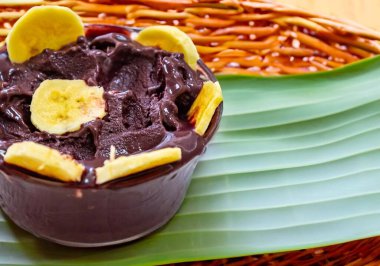 En otantik Brezilya aa 'sı, Euterpe oleracea, minimalist bir kasede muz ve uyumlu bir ortam. Süper gıda enerjisi ve vitaminler