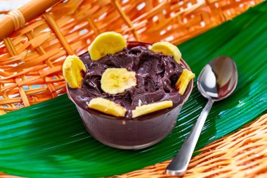 En otantik Brezilya aa 'sı, Euterpe oleracea, minimalist bir kasede muz ve uyumlu bir ortam. Süper gıda enerjisi ve vitaminler